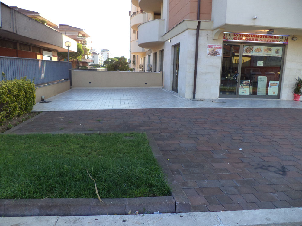 (Italiano) Locale Commerciale